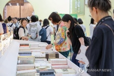 도서출판 실로암사람들 | 서울국제도서전 개막, 책을 찾는 사람들