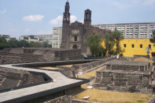 현대적산엔지니어링주 | "서울은 늘 왕조 중심, 남성 중심 문화만 남겼다"