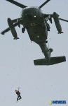 인명구조 시범 보이는 UH-60 헬기