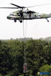 인명구조하는 UH-60헬기