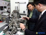 한국나노양정지사 | 나노 현미경 설명듣는 손학규 전 지사