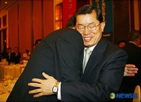 회사로부터 따뜻한 환송받는 문국현 전 유한킴벌리 사장