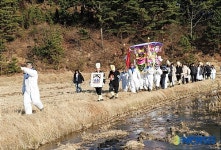 홍성꽃상여,고향장의사 | 고향 마을에 들어선 故 이영권씨 꽃상여