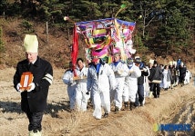 홍성꽃상여,고향장의사 | 고향 마을에 도착한 故 이영권씨 꽃상여