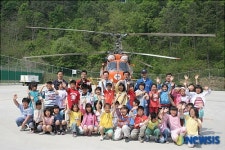 산불진화헬기 앞에서 사진 한 장