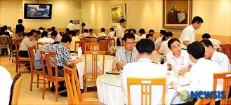 102동직원식당 | 직원 식당 가득 메운 미 쇠고기의 힘