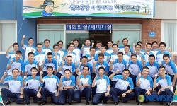 기념촬영하는 '참모총장과 함께하는 하계 워크샵' 참가자들