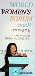 참석자들에게 강연하는 메이 리 로터스 미디어 대표