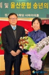 강옥헤어갤러리 | 기념촬영하는 강옥 수필가
