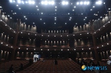 다시 태어난 명동예술극장을 비추는 수많은 조명