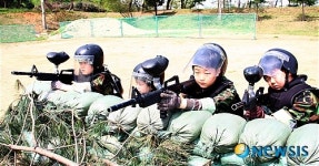 서바이벌 게임에 빠진 어린이들
