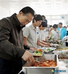 건화공업구내식당 | 학생들과 점심식사하는 이명박 대통령