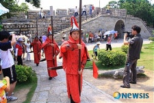 국군복지단(공)166-5포대 | 포대로 이동하는 청병들
