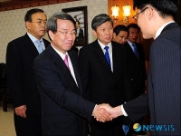 바스락 주식회사 기흥공장 | 직원들 격려하는 정운찬 총리