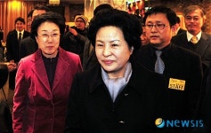 노무현 전 대통령 유고집 출판기념회 참석한 권양숙 여사