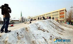 학교 운동장에 눈 썰매장이?