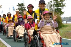 아워홈인천적십자 | 적십자와 함께한 어르신들의 행복한 봄나들이