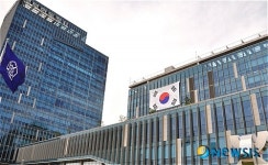 정부광주합동청사에 대형 태극기 게양