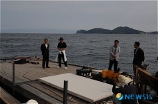 사진작가 김아타, 거제 바다 속을 찍는다