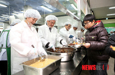 전북중학교급식소 | 전북도의회, 중학교 무상급식 시행 첫날 배식 활동
