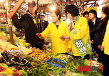 상인들과 함께 이야기 나누는 한 대표