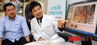 두피와 모발상태 검진받는 한국MSD 임직원들