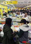글로벌서점문구사 | 새학기 준비 중-고생들로 가득한 서점
