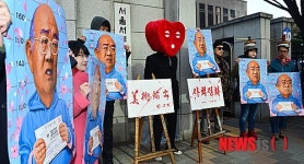 퍼포먼스하는 젊은 예술인들