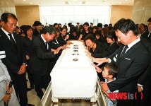 오열하는 故 구옥희 전 회장의 유족