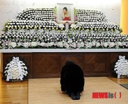 동산약국조문희 | 조문하는 배우 나문희