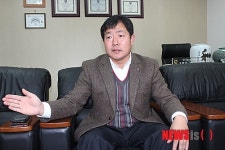 뉴시스와 인터뷰하는 송인만 회장
