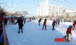 스케이트 즐기는 대구 어린이들