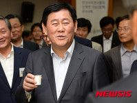 도우리알앤디 | R&D업체 제품 시음한 최경환 경제부총리