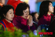 합자회사운정 | 합장하는 불자