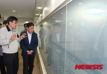 윤상직 장관, 고기능성 필름 생산하는 SKC(주) 수원공장 현장방문