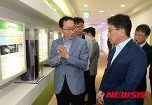 윤상직 장관, 고기능성 필름 생산하는 SKC(주) 수원공장 현장방문