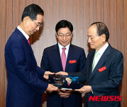 (주)나모코리아 신현규 | 감사패 전달하는 박봉규 Korea CEO Summit 이사장