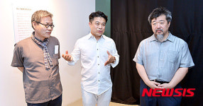 한호면가 | 퍼포먼스 의미 설명하는 한호 작가