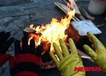 어시장구봉오리세상 | 손 녹이는 상인들