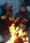 어시장구봉오리세상 | 몸 녹이는 어시장 상인들