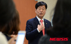 강길부 "65세 이상 중진 경선 배제는 위헌"