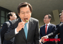 떡형충주점 | 충주 재오개마을 떡 맛보는 황교안 총리