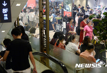롯데쇼핑(주)강남점 별관 | 시원한 백화점 붐비는 쇼핑객