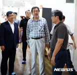영민의료재단분사무소밀양요양병원 | 요양시설 둘러보는 김무성과 박일호 밀양시장