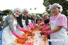 외국인 한방 김치 담그기