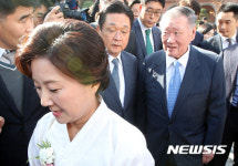 정성이앤에이치 | 결혼식 참석하는 정몽구 회장-정성이 고문