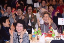 산새노인요양원 집단급식소 | 즐거운 시간 보내는 어르신들