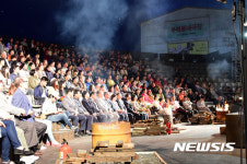 밀양연극촌 성벽극장 재개관 기념 '성황'