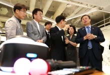 VR 체험존 찾은 도종환 장관