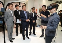 VR 체험존 찾은 도종환 장관